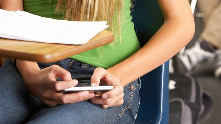 El 54% de los estudiantes argentinos de 15 años se distrae con su celular en clase