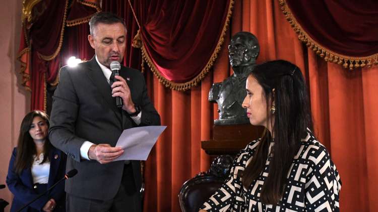 La diputada Silvina Deccó asumió en reemplazo de Stefanía Cora