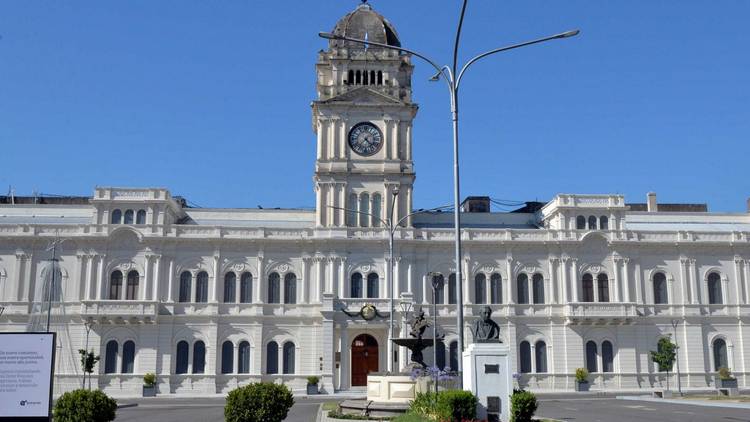Desde mayo, los empleados de la Provincia deberán registrar su asistencia a través de una app