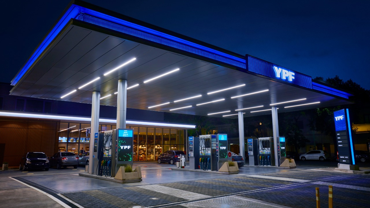 Críticas a descuentos nocturnos y autodespacho en YPF: “Es una engaña pichanga