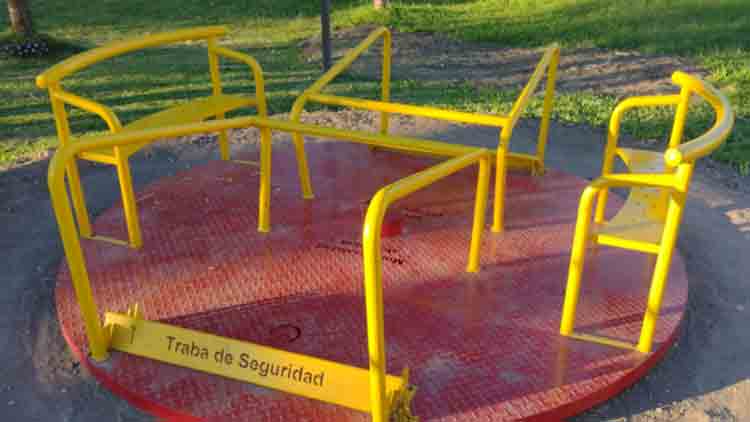 Estudiantes de la Escuela Técnica construyeron una calesita adaptada para una plaza de Colón