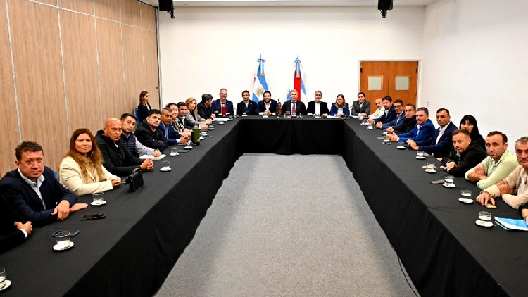 Frigerio se reunió con intendentes peronistas y reconoció la fuerte caída de recursos