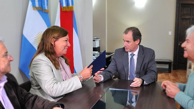 La Directora de Vialidad Alicia Feltes junto al gobernador Gustavo Bordet