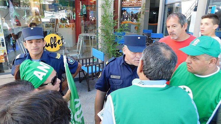 El momento en el que los policías no permitieron el ingreso al Ministerio