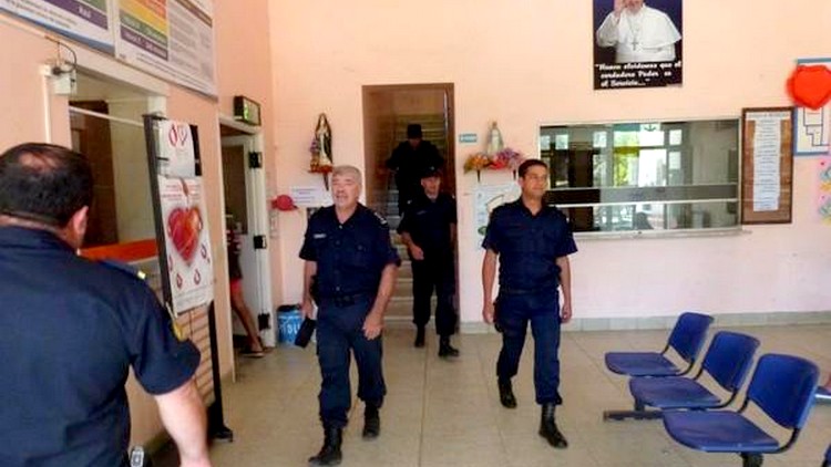 Policías en el Hospital de Villaguay para retirar a los dirigentes de UPCN