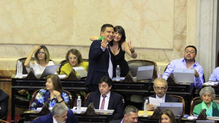 Nicolás Rodríguez Saá y Carolina Gaillard durante la jura para diputados nacionales en diciembre de 2019.