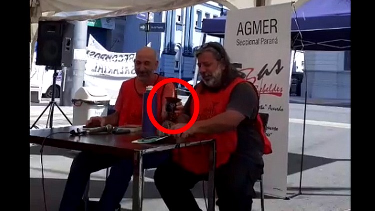 Dirigentes sindicales de AGMER compartiendo el mate mientras reclaman medidas sanitarias por el Covid.