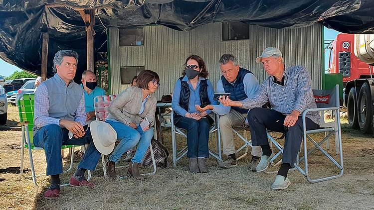 Los Etchevehere junto a la titular del PRO, Patricia Bullrich, esperando la resolución favorable de la justicia entrerriana en la estancia Casa Nueva.