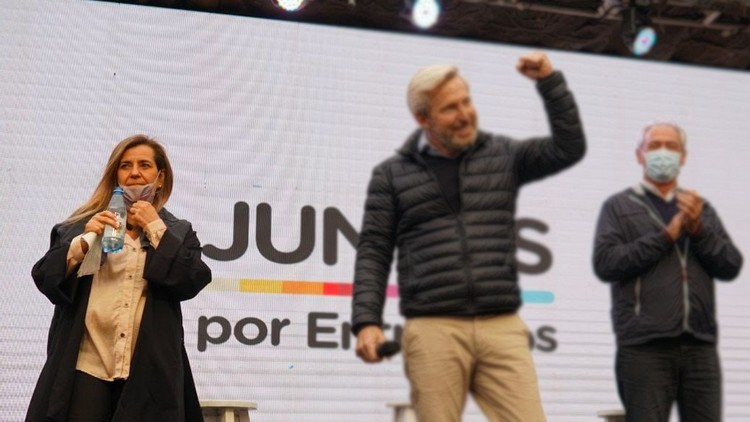 Marcela Antola, festeja el triunfo de 2021, junto a Rogelio Frigerio.