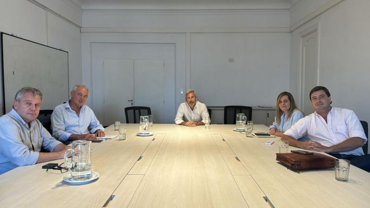 Frigerio junto a diputados de JxC