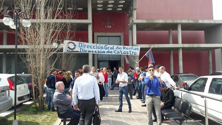 Empleados protestaron en la sede de Catastro ubicada en calle Illia 265 de Paraná