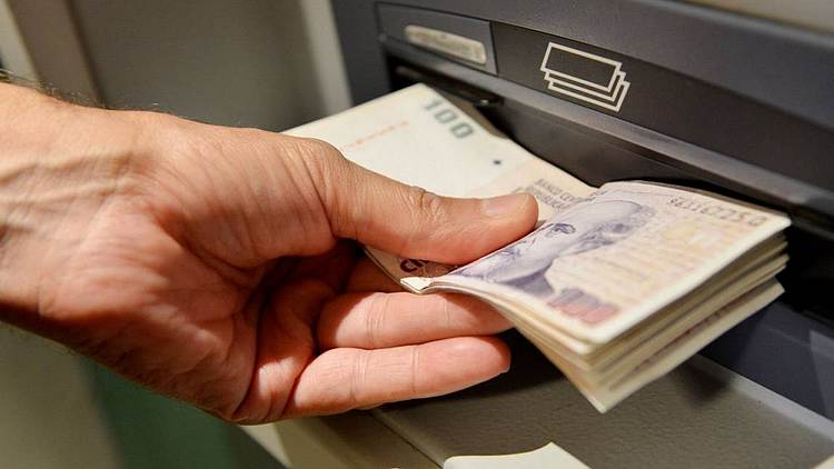 Bancos endurecen requisitos para otorgar créditos y es récord el endeudamiento de familias