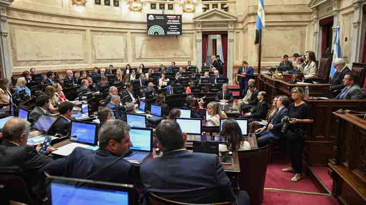 Con apoyo de radicales y gobernadores aliados, el Gobierno aprobó la reforma laboral en el Senado