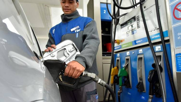 La baja del petróleo no se reflejará por ahora en los surtidores argentinos