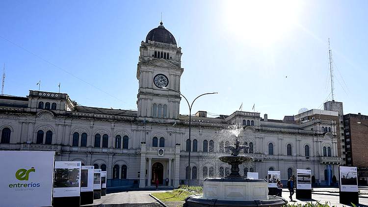 Gremialistas de empleados públicos marchan a Casa de Gobierno por la reforma previsional